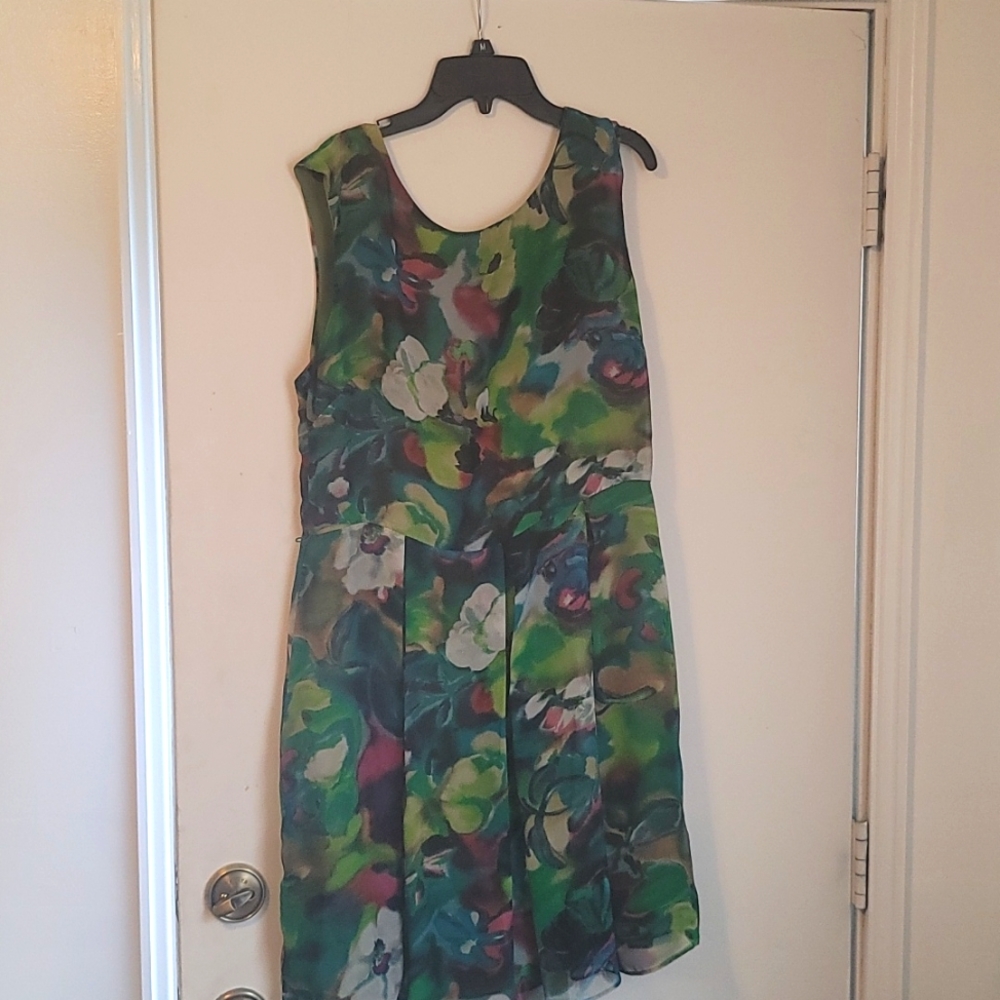 Knee-length floral sleeveless dress